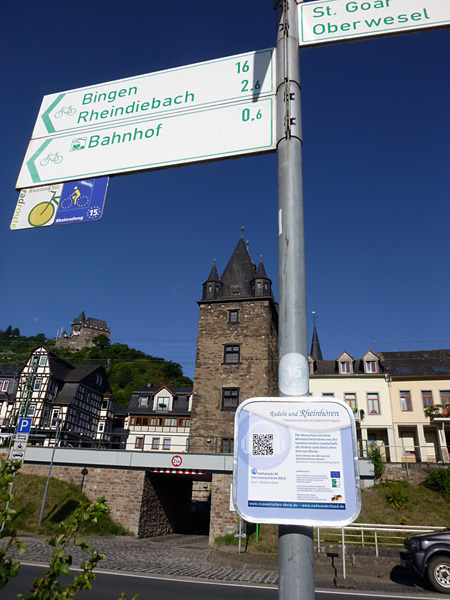 Schild mit QR-Code montiert an Radwegweisung © LBM Rheinland-Pfalz