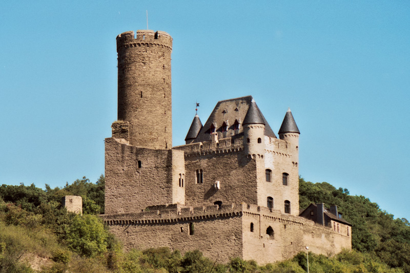 Burg Schwalbach, Quelle: wikipedia.de © Johannes Robalotoff, Lizenz: CC BY-SA 2.0 DE https://creativecommons.org/licenses/by-sa/2.0/de/deed.de